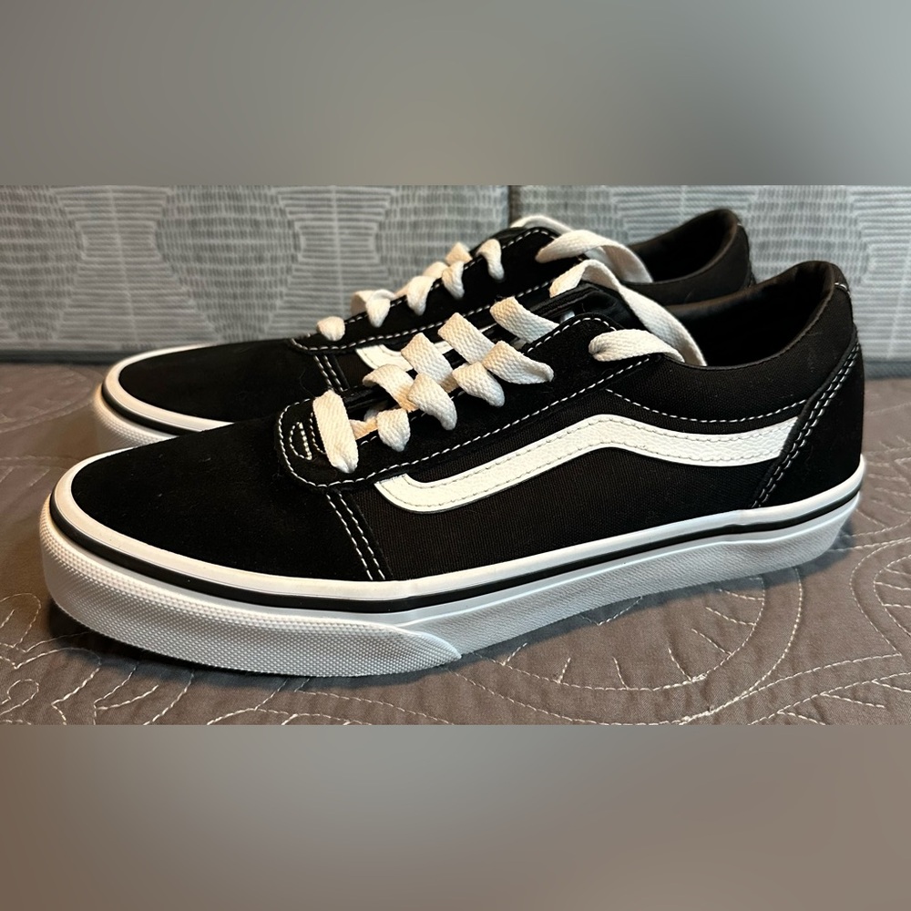 Vans Kids Ward Black/White Sneakers NWT Size 4